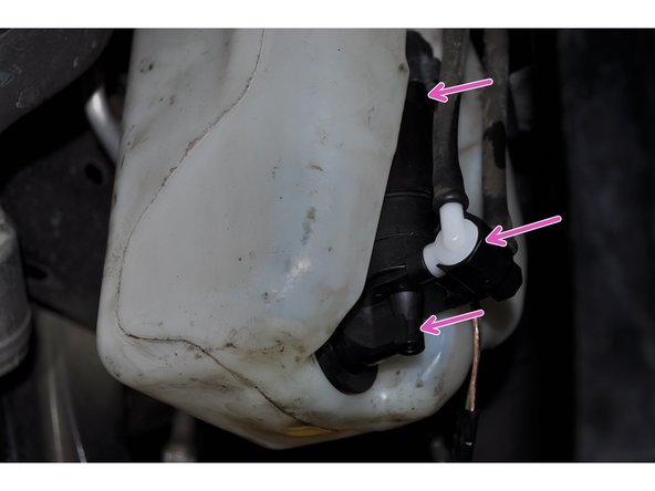 Remettre en place la pompe dans son logement sur le réservoir en forçant légèrement.