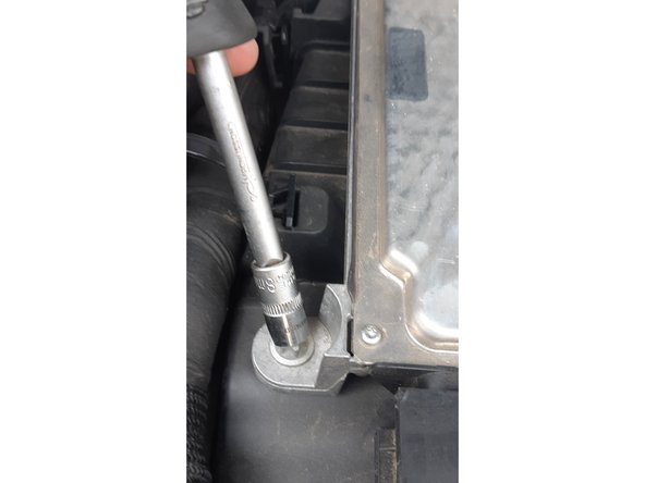 on devisse les 4 vis (8mm) qui maintiennent le calculateur, puis on coulisse tous les clips de maintien des câbles latéraux, et on bascule le tout (cables et calculateur) en arrière