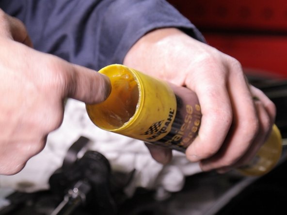 Graisser les attaches de la boite à air