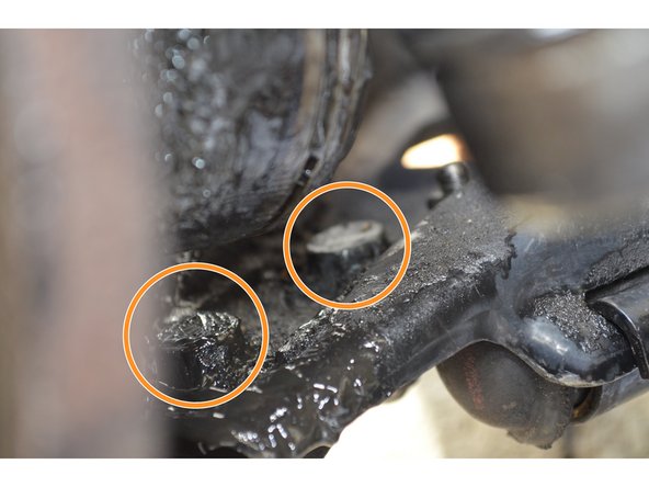 Placez votre clé à œil de 16mm au-dessus de la rotule pour bloquer le boulon lors du desserrage.