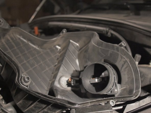 Une fois le filtre libre, tirer dessus pour le retirer de son emplacement