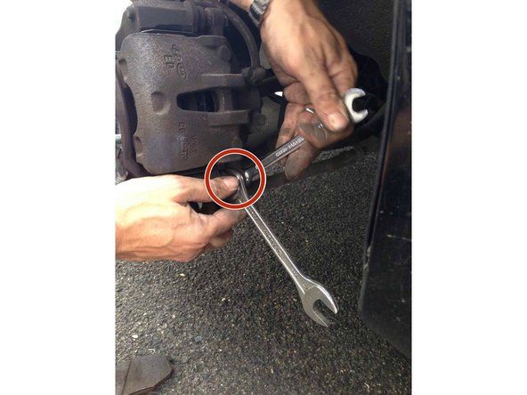 Resserrez ensuite la vis du haut grâce à votre clé plate de 14 et en bloquant l'écrou avec votre clé de 17.