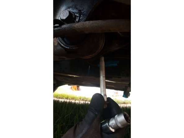 Dévisser délicatement les 4 longues vis maintenant le train arrière au chassis du véhicule (douille Torx femelle E-16) puis les retirer.