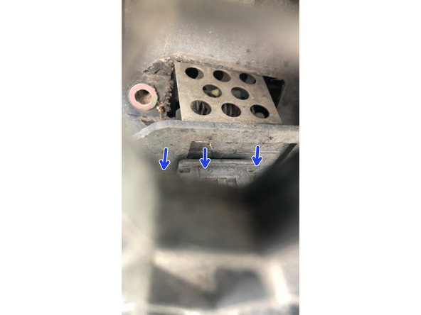 La décalée vers la gauche puis vers sois ( elle sort sans forcer )