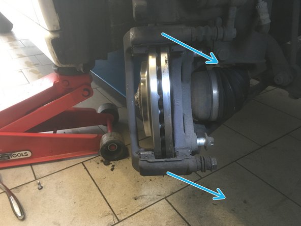 Une fois les 2 vis de E18 retirer, démonter l’étrier avec la chape et accrocher les à l'amortisseur a l'aide un câble ou un tendeur