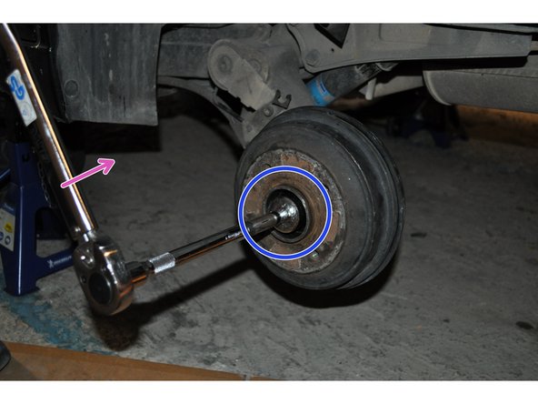 Serrer avec une clé dynamométrique au couple de 20 daN