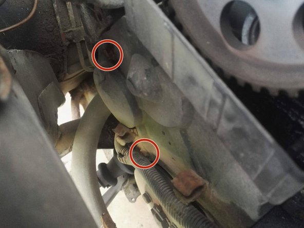 Dévissez les 3 vis de fixation du carter inférieur puis retirez le