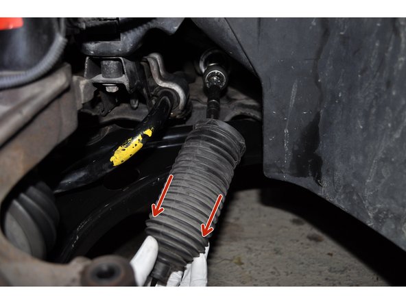 Tirer sur le soufflet pour le faire coulisser le long de la rotule axiale.