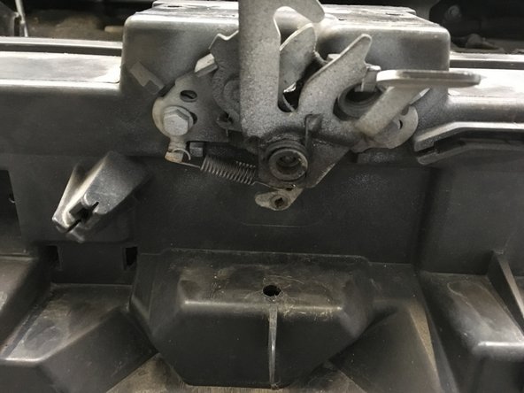 Déconnecter le câble de serrure du capot