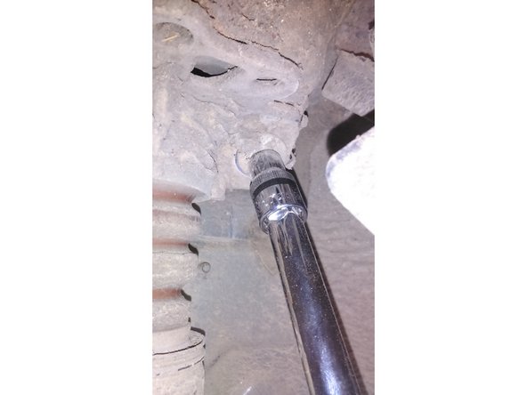 Après avoir écarté la protection, à l'aide de votre douille torx femelle E14, dévissez les deux vis de la platine sans les retirer entièrement.