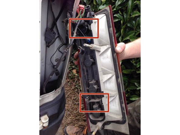 Derrière le phare, vous avez 2 clips disponible qui se pince fortement tout en tirant vers l'extérieur pour déclipsser le plastique noir du phare.