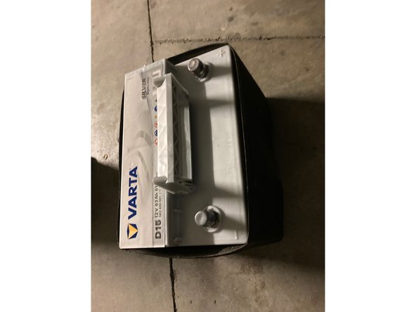 Placez la batterie neuve dans le compartiment moteur en vous assurant de bien la positionner sur son support.