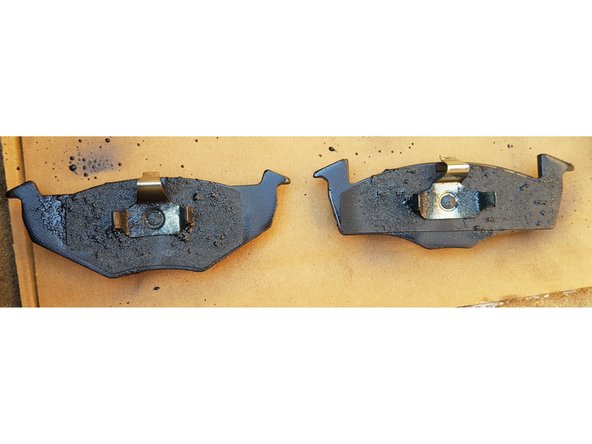 Ne pas en pulvériser sur les surfaces de frottement.