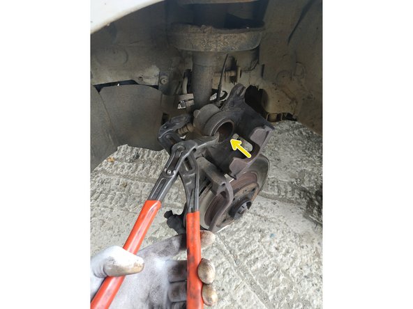 repousser le piston à l'aide d'une clé multiprise