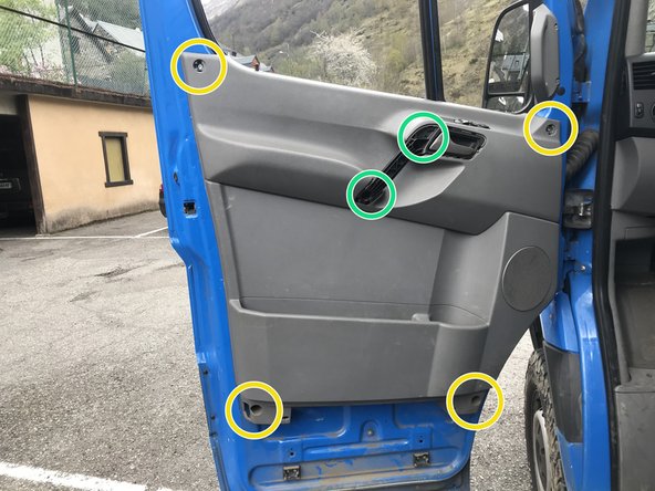 Aucun outil n'est nécessaire une simple pression avec les doigts suffit.