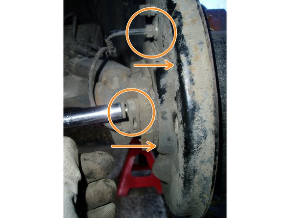 Remettre en place le tuyau de frein sur le cylindre et serrer l'écrou à l'aide d'une clé plate de diamètre 11 mm à 0,8 daN.m. Bien nettoyer le liquide de frein qui aurait pu entrer en contact avec les divers éléments avec du nettoyant spécial frein.