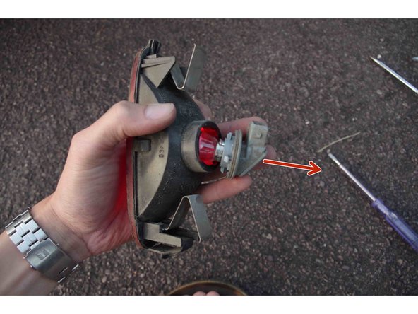 Ainsi, vous extrayez la connectique avec l'ampoule.