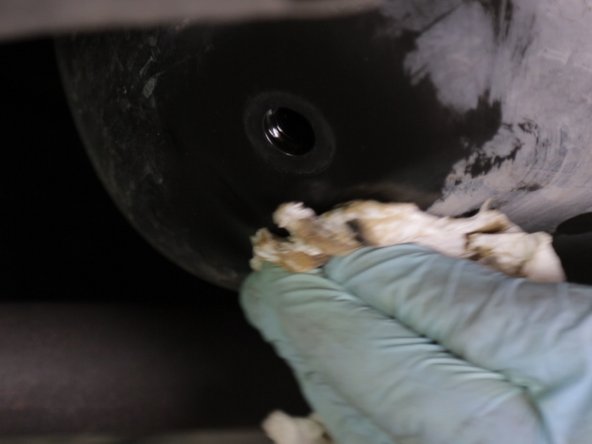 Une fois toute l'huile évacué vous pouvez nettoyer le carter avec un chiffon