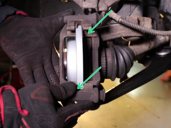 Replacer la chape en la glissant au dessus du disque