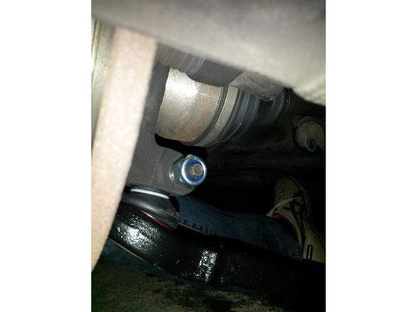 Mettre en place la vis de la rotule avec un écrou neuf (écrou frein)