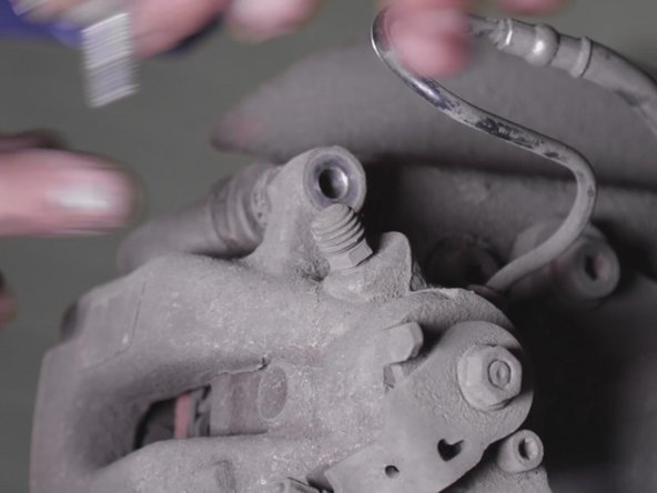 Dévisser et retirer les 2 vis de l’étrier