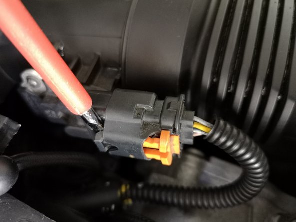 Enlever le second en utilisant un tournevis et soulever la languette puis tirer vers vous.