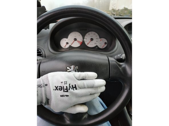 s'assurer que tout est en place et qu'aucun fil ne va se pincer, puis présenter l'airbag et appuyer pour verrouiller