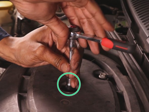 A l'aide d'un petit clique et d'une douille de 10 resserrer les trois autres vis sur le couvercle de la boite à air