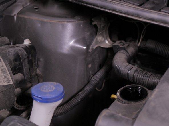 Enlevez l'entonnoir, replacez le bouchon et vissez le