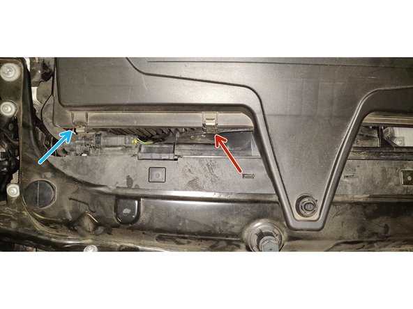 A l'aide d'un tournevis, retirez les attaches en faisant levier