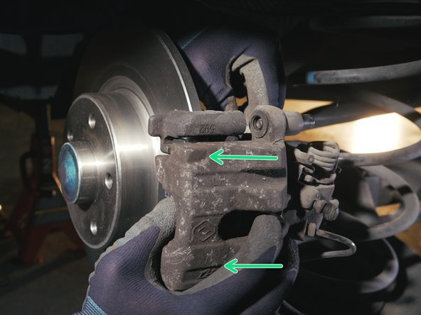 Replacer l'étrier de frein sur la chape