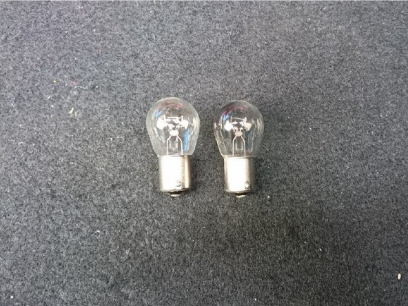 Comparer l'ampoule neuve et l'ampoule défectueuse