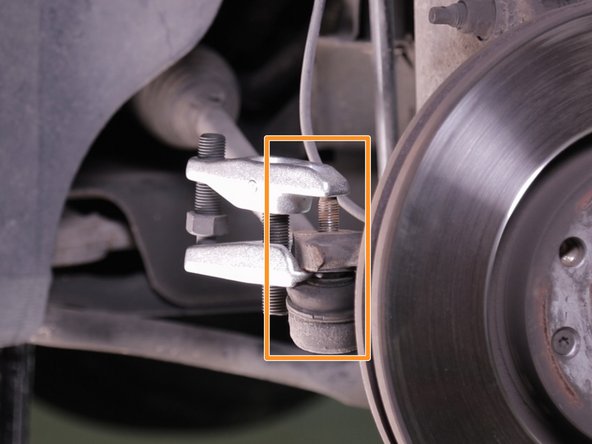 Placer l'extracteur de rotule entre la rotule et le porte moyeu