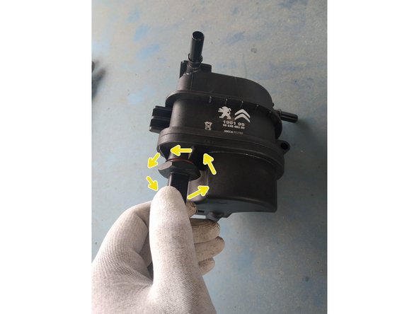 débloquer le réchauffeur à l'aide d'une clé multiprise ou d'une clé à molette