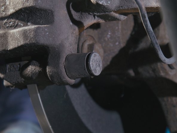 Replacer les deux caches des vis, en haut et en bas