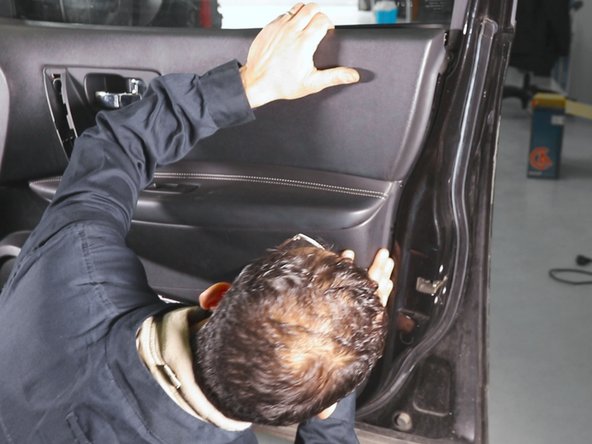 Repositionner délicatement la garniture intérieure de la porte ( plusieurs clips )