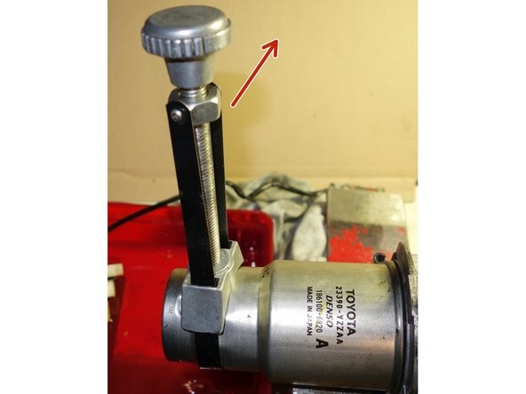 Mettre des gants étanches. Placer le support de filtre dans un étau. Disposer un bac en dessous afin de récupérer le gasoil.