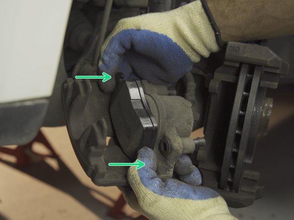 Tirer la plaquette dans le piston à l'aide de ses oreilles