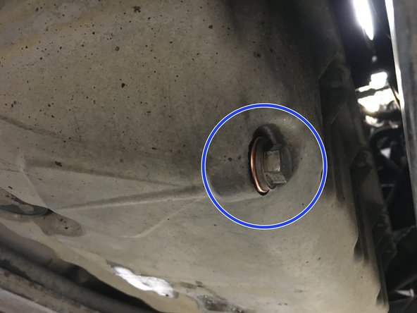 Serrer le à l'aide de la clé plate de 12