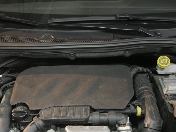 Poser le cache moteur sur les 3 guides et l'agrafe sur la durite