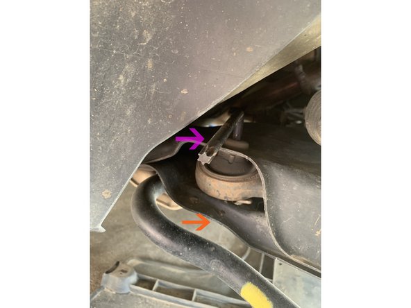 
The two nuts to unscrew the first on the left with the E16 socket and the one on the right taken with the triangle with the 21 socket and above the 50 torx key
