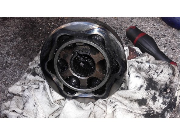 Après nettoyage complet déposer la nouvelle graisse dans le joint de cardan.