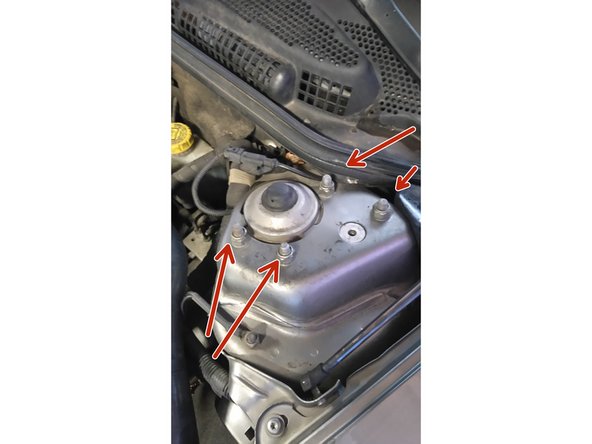Pour descendre l'amortisseur, débloquer les 4 vis dans le compartiment moteur