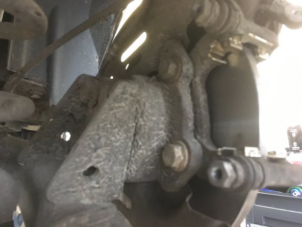 Viser les deux vis de 18 à l'aide du cliquet