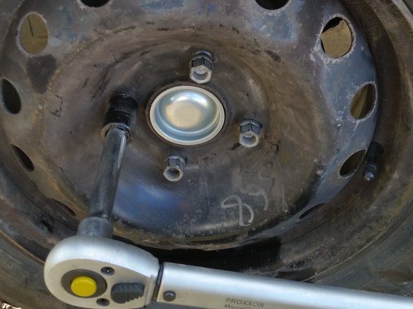 Visser les goujons de roues et serrer à l'aide d'une douille de diamètre 17 mm à 8,5 daN.m.