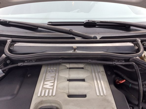 Repositionner la plaque telle qu'elle était (en poussant cette fois-ci, ça glisse tout seul) puis refermer les 3 petites vis en plastique en les enfonçant puis en les tournant d'1/4 de tour vers la gauche (face à l'image).