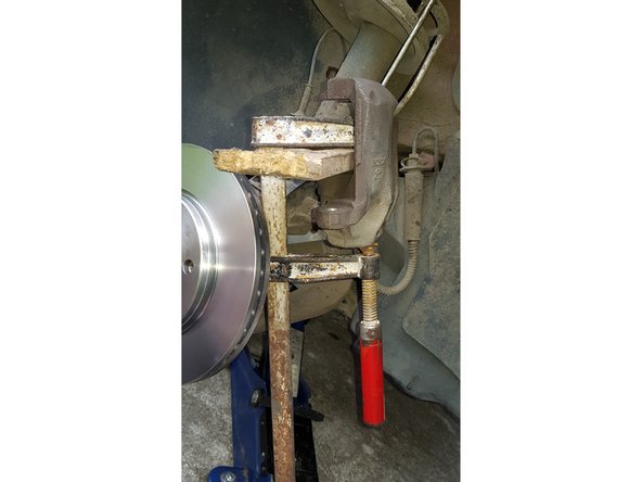 J'ai utilisé un serre-joint avec une cale en bois.