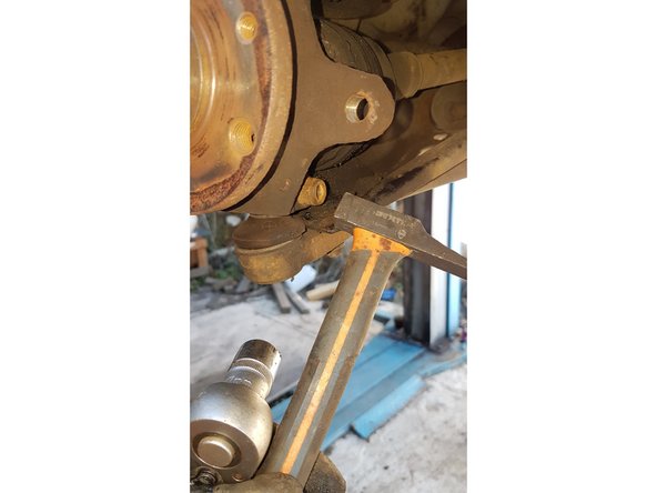 Dévisser l'écrou avec une douille de 17.