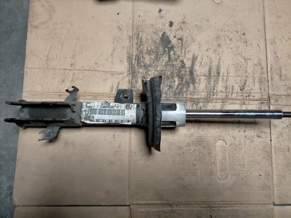 Séparer les différents éléments : ressort, cache poussières, butée avec son caoutchouc, écrou.