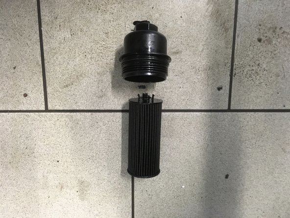 Retirer la cartouche du filtre à huile en la tirant vers le bas